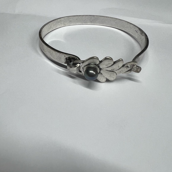 Elegant Silver Bracelet with Black Pearl Accent - Picture 5 of 6